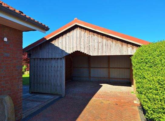großes Carport mit Abstellflächen