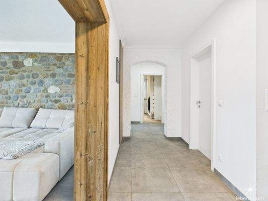 Wohnzimmer und Gangbereich.