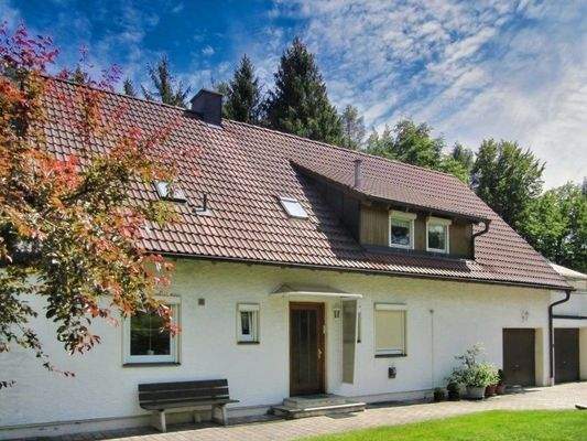 Hausansicht im Sommer