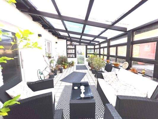 ÜBERDACHTE TERRASSE