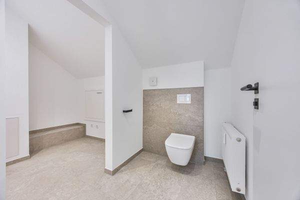 Separates WC mit Hauswirtschaftsraum