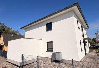 Seitenansicht mit Nebengebäude