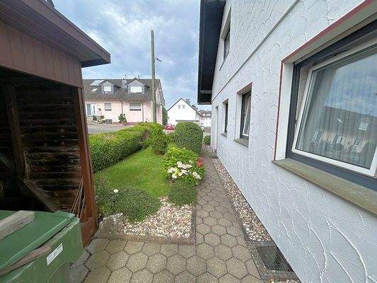 Garten rechts vom Haus