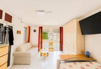 Helles Wohn- und Schlafzimmer
