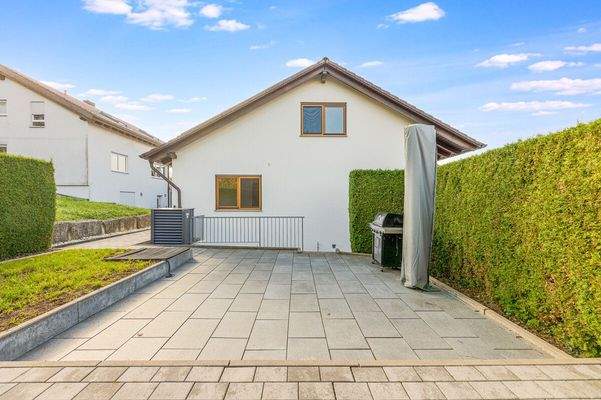 Hausansicht und Nord-Terrasse 