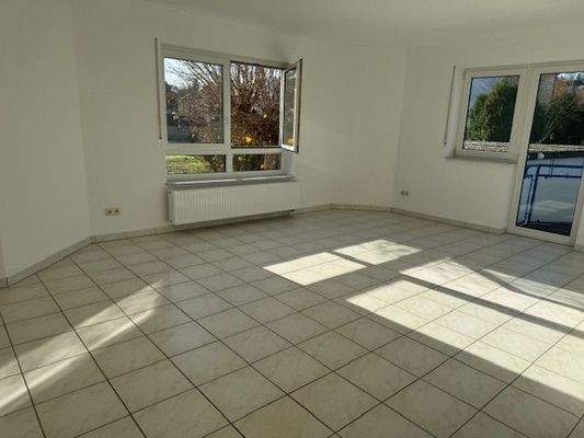 geräumiges Wohnzimmer