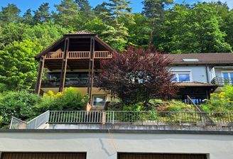 Aussenansicht mit Garagen