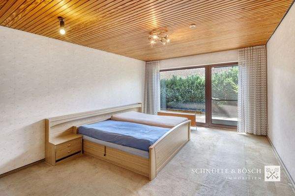 Das große Schlafzimmer mit Terrassenzugang