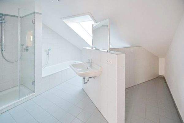 Badezimmer mit Wanne und Dusche