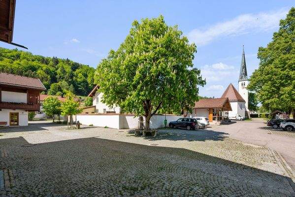 Hof mit Brunnen und Blick auf Kirche und Kaffee