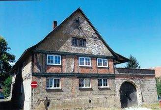 Straßenansicht mit historischen Torbogen