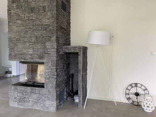 Erdgeschoss: Schöne Kaminanlage.