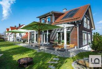 Hausansicht von Terrasse