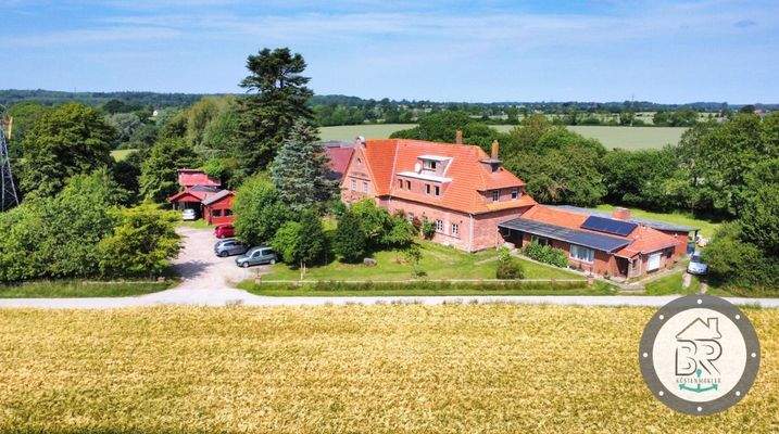 Einfahrt zum Anwesen