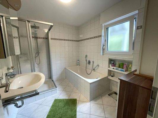 weiteres Tageslichtbad im Erdgeschoss mit Waschbecken, Dusche und Badewanne