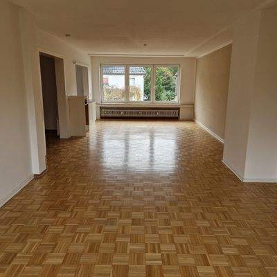 geräumiges Licht durchflutenes Wohnzimmer.jpg