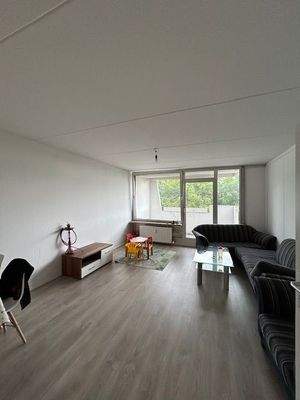 Wohnzimmer mit offener Küche