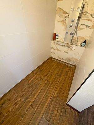 ... großer bodengleicher Dusche