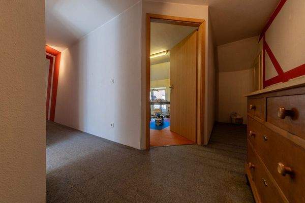 OG Flur zum hinteren Bereich mit Schiebetür 