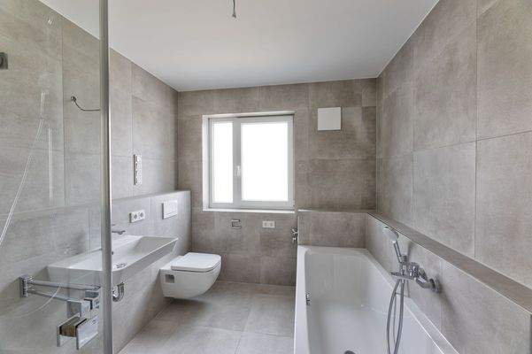 EG Tageslichtbad mit Badewanne