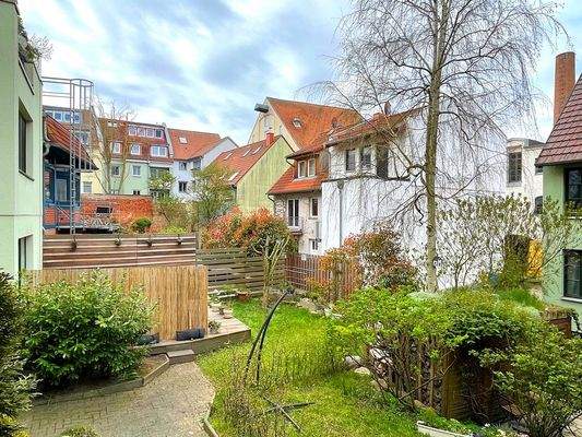 Der Blick in den begrünten Innenhof 