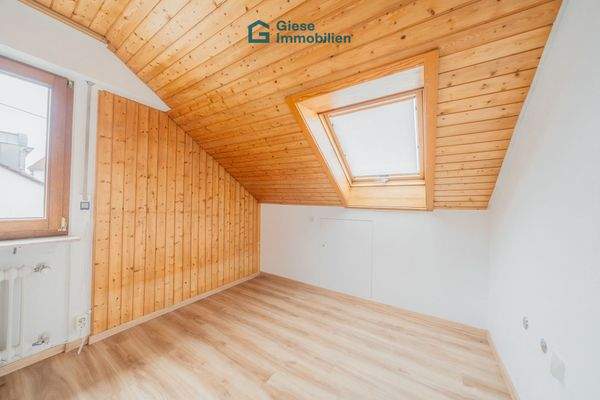 DG Kinderzimmer mit Fenster