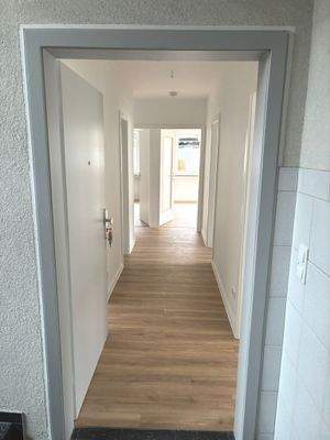 Heller Flur mit Holzboden