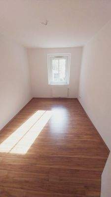 Leeres Zimmer mit Fenster