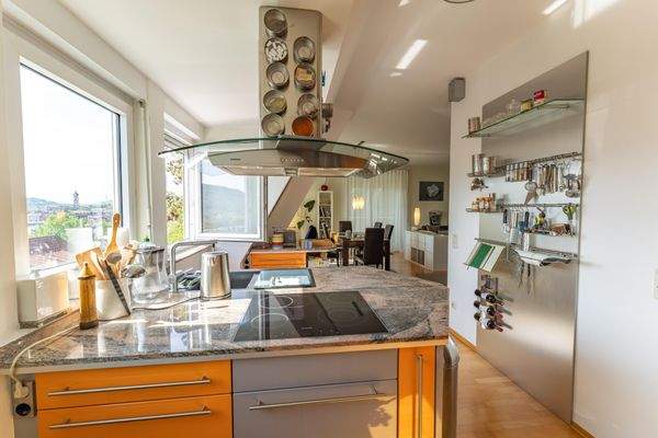 Küche mit Blick zum Essbereich