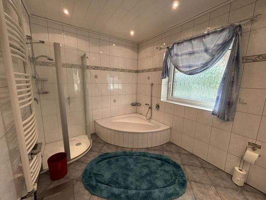 Eckbadewanne und Dusche