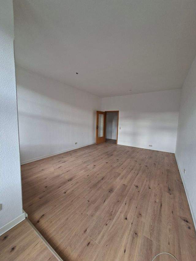 Großzügige, helle 3-Raum-Wohnung mit Erweiterungsmöglichkeit um eine zusätzliche 1-Raum-Wohnung – zentral am Marktplatz in Hartenstein - Foto 1