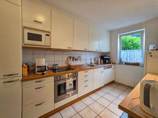 Praktische Einbauküche mit Blick ins Grüne