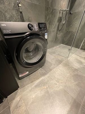 Badezimmer mit Waschtrockner.jpg