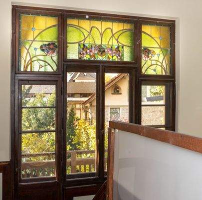 Treppenaufgang mit Fenstermalerei