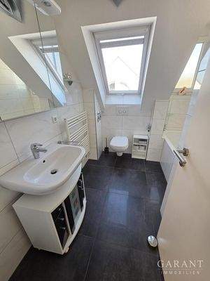 Bad m. Wanne, Dusche u. WC