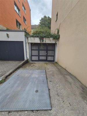 Garage mit bewachsener Fassade