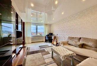 Wohnzimmer mit Zugang zur Loggia