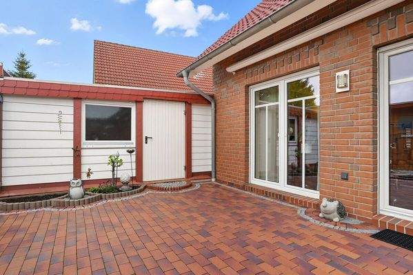 Sonnenterrasse mit Blick zur Garage