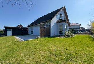 Freistehendes Haus mit Garten