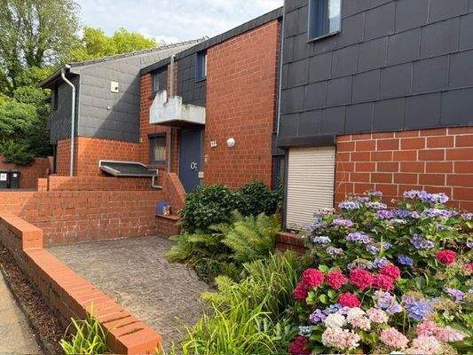 Eingang mit Vorgarten