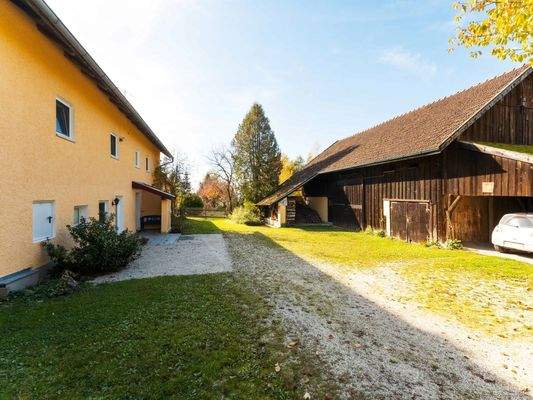 Der Innenhof des Grundstückes mit direktem Zugang zu Wohnhaus und Scheune