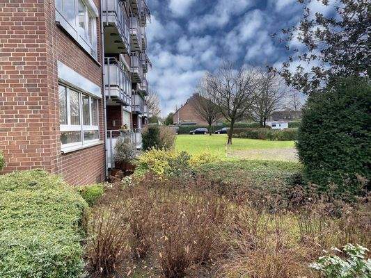 Seitenansicht des Hauses mit Grünanlage