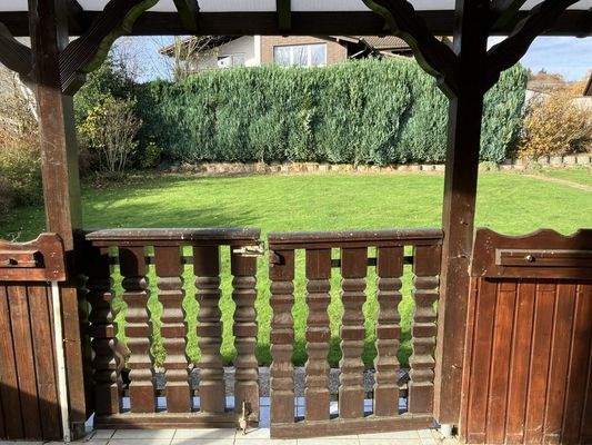 Überdachte Terrasse - Blick Richtung Garten