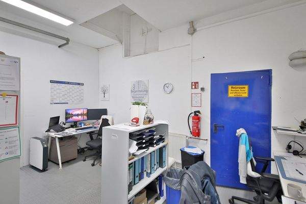 Lagerhalle mit Büro und Außenfläche