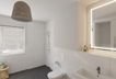 Modern gefliestes Bad mit bodengleicher Dusche und