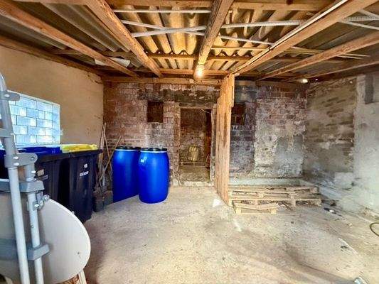 Nebengebäude innen Raum 1