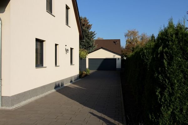 Zufahrt mit Garage