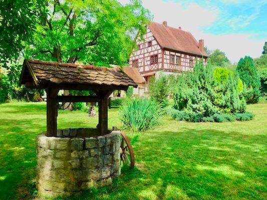 Schloss mit Brunnen .jpeg