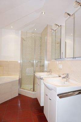 Badezimmer mit Wanne und Du...