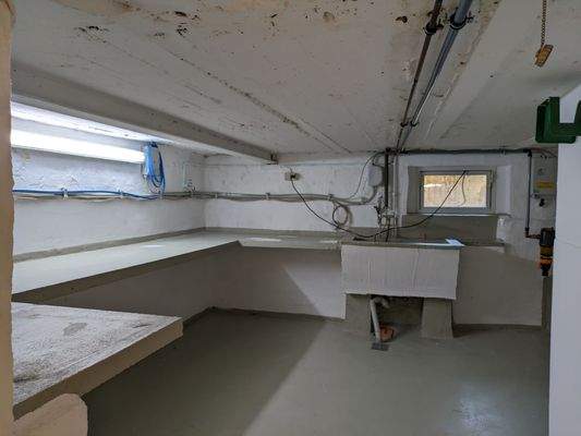 Keller mit Anschluss für Waschmaschine u. Trockner